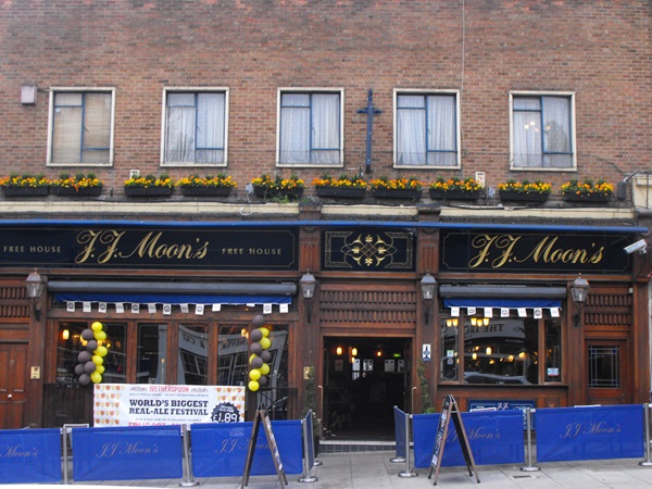 Moons dahn the Manor